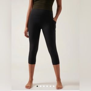 NWOT Athleta Salutation Stash Capri